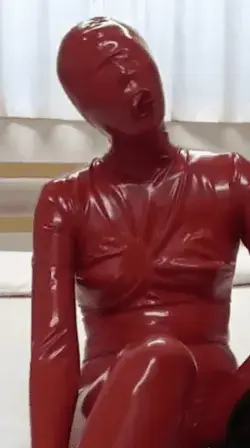 Rubber Enclosure Fetish〜Ultimate Rubber 狂奏曲第２番〜 Rubber Enclosure Fetish〜Ultimate Rubber 狂奏曲第２番〜<br><br>产品号码/番号<span style='color:#b0b0b0;'>[隐藏文字，购买后可见]</span><br>购买地址<span style='color:#b0b0b0;'>[隐藏文字，购买后可见]</span><br><br>作者/导演監督：ラバけん<br>商品信息：黒のラバースーツから赤のラバースーツに着替えてラバーマOコをグジュグジュに濡らしながらzentai男の待つ２階に行き、自らラバー全包乳胶衣チOポに貪りつきラバーチkigurumiポを挿入してラバーSEXの[不可描述]に酔いしれ、新たな全包紧身衣ラバープレイの快楽の世界に落ちていく男女の奏でる究極のラバーの狂奏曲第２番をお楽しみ下さい。<br>贩卖店铺：Rubber Lover<br>ファイル：mp4<br>シリーズ/标签：ラバードッグ/人犬/ゼンタイ/rubber latex<br>补档<br>