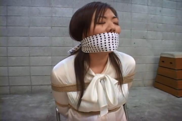 羞美監禁緊縛３ 最後は昌をガラス製のテーブルに[不可描述]を乗せるように縄で固定する。<br>恥ずかしい格好をさせられた上に、ガラスを伝う自身の唾液を見せられるという羞恥。<br>「止まって欲しい・・・。でも・・・出ちゃう・・・」<br>羞恥が興奮に変わる瞬間を、八の字になった彼女の眉が表していた。<br>MiRACLEがお届けする至高の羞恥を是非御覧頂きたい。<br><span style='color:#b0b0b0;'>[隐藏文字，购买后可见]</span><br><span style='color:#b0b0b0;'>[隐藏文字，购买后可见]</span>