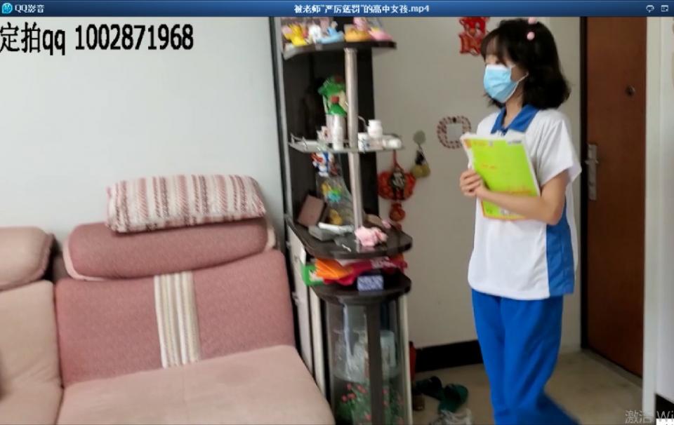 被老师“严厉惩罚”的高中女孩 片长31分钟，1080p全高清拍摄。剧情讲述了高中女生莹莹经常逃课，不好好完成作业还早恋，被变态班主任男老师叫到家中严厉训斥，并且老师声称用自己特殊的方法可以让莹莹变成好学生的荒唐故事....本片看点（高中学生服白袜，臭袜子塞嘴，变态tk折磨，抚摸猥亵后脱袜舔脚，男老师最后拿出电动xxx把莹莹驷马捆好堵嘴，声称让她在GC中反省自我....）本片为一往情深绳艺工作室定拍作品，版权所有，定拍咨询qq1002871968 欢迎定拍咨询交流。“网盘文件为压缩包，统一解压密码ywqs”
