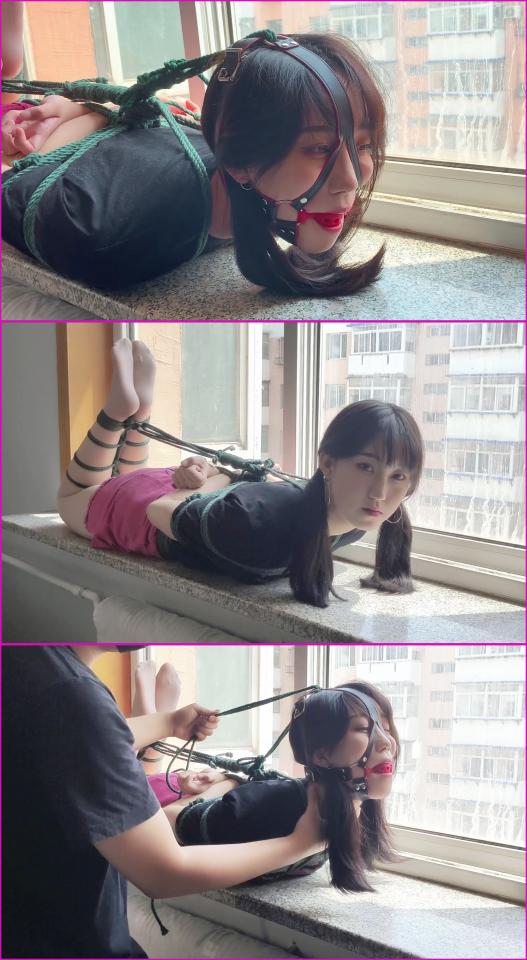 玩奴原创之肉丝美少女欣妍窗台羞耻放置，股绳驷马缚强制抬头，马具口球堵嘴口水，交流购约绑教程请加805351328。 解压密码<span style='color:#b0b0b0;'>[隐藏文字，购买后可见]</span>感谢各位同好的支持！近日催更压力比较大，敬请各位同好谅解！本次带来的是肉丝好身材美女欣妍的超紧驷马窗台放置，带上马具口球强制抬头非常高，牢牢紧缚，非常难受的姿势，超长时间放置！<br>妹子很怕痒，口水不受控制流出，楚楚可怜。<br>另外为了方便各位同好约绑，博主最近推出了一个非常详细的约绑教程。里面有非常详细的从零基础开始教大家如何认识妹子，如何与妹子沟通等等。非常的实用，有兴趣的各位同好加805351328咨询。<br>下载操作：<br>1、电脑下载<br>2、解压<br>3、将压缩包内rar文件名后缀修改为mp4。或者直接用播放器打开。<br>目前博主已经出了五个系列，分别是绝对真实调教系列，真实约拍系列，口水囚徒系列，紧缚实验室系列，美人小舔犬系列以及最新出的高颜值系列都非常精彩，各种元素满满，希望各位同好多多支持！<br>推特可以关注024玩奴原创。本频道提倡健康积极的绳艺亚文化，目的是给生活增添一些情趣，谢谢大家！建议各位观看试看影片！<br><br><br>