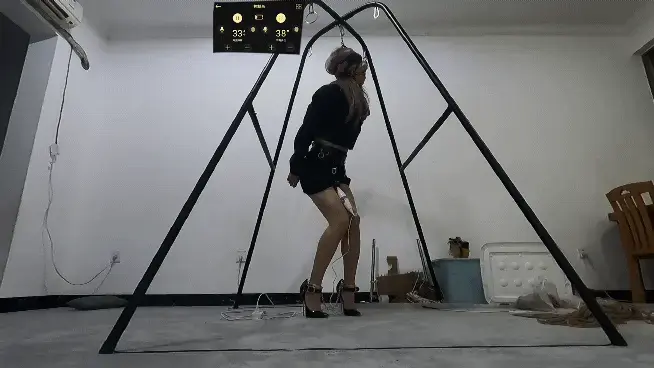 42伪娘管少被强制做自缚猫步行走榨汁任务...任务一，穿上16cm无防水台的高跟鞋，练习走猫步10个来回适应高跟鞋的高度。（这怎么可能走得稳路，还得走猫步，而且还有道具。） 任务二，戴上5个震蛋的训练 那个可恶的玩伴居然给我一只手锁上镣铐和链子，让我完成任务才告诉我钥匙在哪里。<br>任务一，穿上16cm无防水台的高跟鞋，练习走猫步10个来回适应高跟鞋的高度。（这怎么可能走得稳路，还得走猫步，而且还有道具。）<br>任务二，戴上5个TD的训练套，加上电击贴片和电击塞子（小窗是电击的强度），和脚镣。<br>任务三，不许GC，否则惩罚。（太久没自己玩， 好刺激能怎么办嘛，第二个来回就忍不住了）<br>惩罚，所有道具加上一根震棒，用定时锁定时10分钟，戴上马具型口球，用链子把头固定在吊架上，如果再忍不住GC的话，只能给解开脚上的钥匙，手上的锁需要等他来接着继续再惩罚一次，直到喷不出东西来为止，才给我解开。哎....<br><br>管少QQ2045271541 ，目前在北海了，也可以飞出去当地旅游玩，需要订拍约拍让管少当S（管少当S可狠了）都可以，当然最喜欢来找我玩啦，也希望各位同好能在探索性别与角色的时候能够带来更多的快乐。<br><br>解压密码123456如果显示密码错误就是手机的问题，可以下载什么解压大师，ES文件浏览器等手机解压软件，另外苹果手机 是解压不了的 还有华为手机会显示解压错误，千万不要在线解压