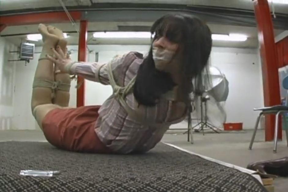 Alexis gagged and tightly hogtied! Alexis gagged and tightly hogtied!Busty brunette Alexis is frantically trying to send out a text message from her cell phone while she's tightly bound and gagged in a blouse, a miniskirt, pantyhose, and high heels. Her captor will have none of that, and comes in to snatch away her cell phone and stuff a cloth into her mouth to make her shut up. Then, Alexis gets her mouth sealed shut with clear, sticky tape, then has her wrists bound behind her back. Stacy puts her on her belly, then cinches her ankles to her wrists creating a serious hogtie. <span style='color:#b0b0b0;'>[隐藏文字，购买后可见]</span>