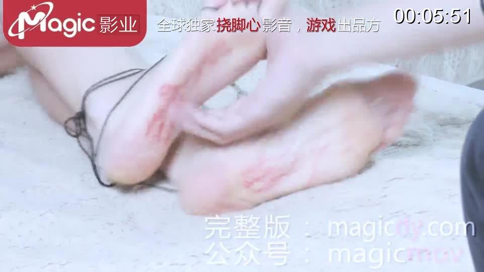 Magic-炼祖道长 拍摄方：Magic影业  <span style='color:#b0b0b0;'>[隐藏文字，购买后可见]</span>    水印由原创者添加，不要误会了。       僵尸道长！中国人的一代情怀,这个题材随着好莱坞大片时代，被历史长河掩盖。但今天我们在magic影片中为大家重现道长题材,在剧情中巧妙设计,让美脚与挠脚心情节完美融合在做法之中，给观众一场在爱好中重温经典的美好!~<br>故事讲述了一位女生亲眼见到自己的姐姐被鬼怪抓走,便带来的姐姐的鞋袜,道长以此做法,用符酒泡释女生的袜子,利用“生”气找寻主人行踪。而在做法中女主脚心的符文发生意外，误入魔障...道长对着女主脚心施法,女生感觉脚心<br>一股股灼热道长大秀道法知识,用符酒泡释女生的袜子(值得一提的是那双道具袜子是摄影师小姐姐的,脱下来的时候还是温热的)不仅法术元素体现出色,生活美脚也展现的一览无余,比如,女生脚心画符前,坐在沙发上脱掉一尘不染的小白袜<br>还有脚心画符,戾气入侵脚底,桃木剑滑脚心,墨斗线缠绕脚趾缝封锁经络...等,这里就不逐个说明了,接下来说下挠脚心方面。<br>挠脚心情节:女生的脚不同于“菜鸟来来”的脚，虽然都是脚心窝细纹很丰富,但本次女主的脚底细纹是淡淡的,很浅那种。而且碰上去细纹猛然一皱,脚丫迅速向后缩<br>在挠脚心的过程中,女生笑起来的声音很好听,而且总是笑的上气不接下气的喘气,痒的一直喘息。<br>多角度的全特写拍摄,不仅让声音有美感,也让画面更具冲击力。无论是脚趾,脚心窝,还是细纹的特写,都面面俱到，绝佳视听感受!