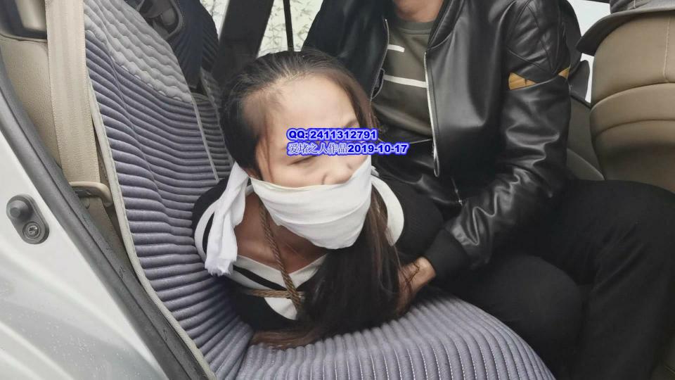 郊外绑架带回虐脚 上集  SM爱好者 郊外偶遇搭车女郎，被容貌吸引，强行捆绑严密堵嘴带严口罩劫持回家~~~