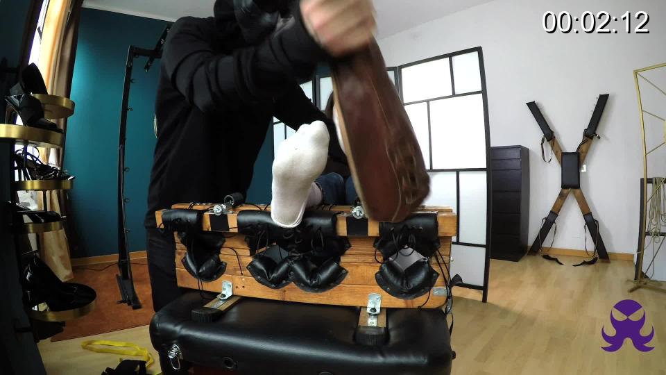 Vero in the Stocks – Full Vero and Lilli are going to take turns in the stocks for some tickling.<br><br>Vero is the first one to go. How's she going to handle it? <br><br><span style='color:#b0b0b0;'>[隐藏文字，购买后可见]</span>