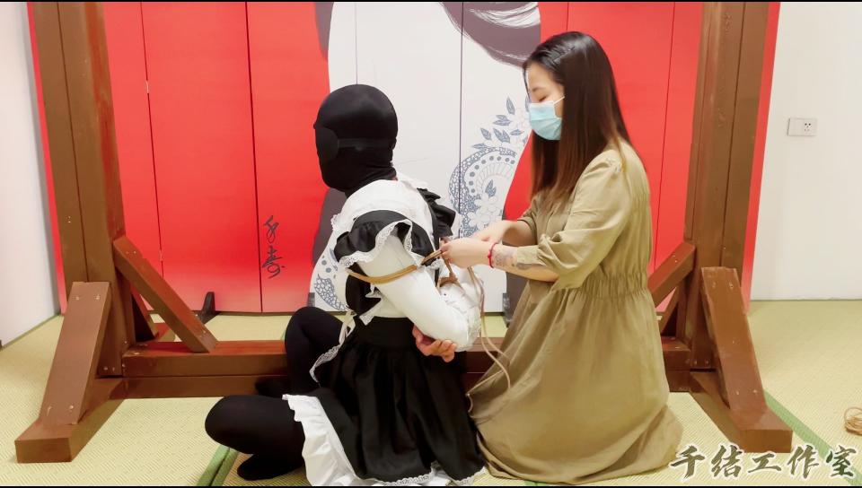 [千结工作室]CD黑s女仆的极限吊缚人肉秋千+SP+TK+踩踏 An adult cross-dressed maid undergoes extreme human-swing suspension, spanking, tickling, and trampling.
