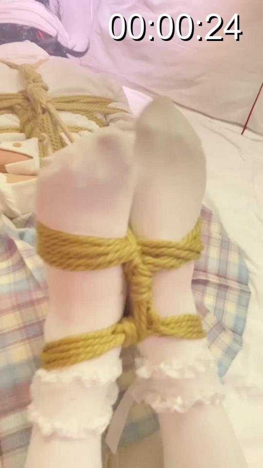 [夕阳与猫][女装子]jk制服 绳艺捆绑 [夕阳与猫][女装子]jk制服 绳艺捆绑<br>双人jk制服捆绑 视角以绳师的第一视角[不可描述]<br>第一视角调教m 由于是第一次约玩 刚开始比较拘谨<br>后面m就放开了 由于没有齐全的道具 所以只能玩玩绳子<br>捆绑之类的 后续可能会用到道具 绳师也不是工具人<br>相对于道具 喜欢绳子更多一些  后续还会更的 <br>视频分享给大家 希望大家看的开心????