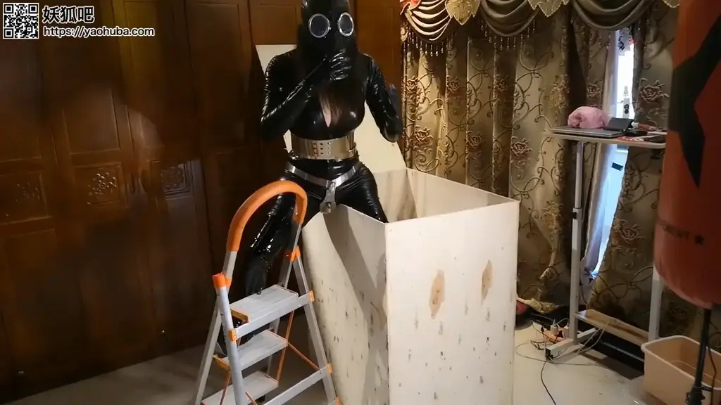 LATEX【堕落胶衣天使02】强制高脖项圈，金属贞操+腰拷，过膝长靴，摆胯自行装跳D，最终进入木箱自W到GC LATEX【堕落胶衣天使02】强制高脖项圈，金属贞操 腰拷，过膝长靴，摆胯自行装跳D，最终进入木箱自W到GC<br>下载后选中一起解压 