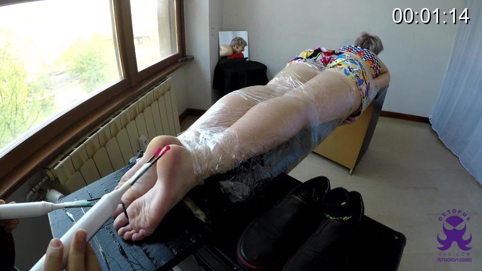 Finezza Facedown  Part 1 Category: TICKLING<br>Related Categories: FOOT TICKLING, FOOT FETISH, BASTINADO, SENSUAL TICKLING, BACK FETISH.<br>Keywords: toothbrush, flosser, electric scratcher, electric feather.<br><br><span style='color:#b0b0b0;'>[隐藏文字，购买后可见]</span>