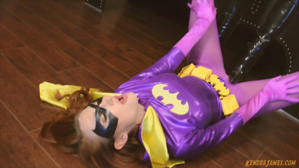 Batgirl Ambushed! 蝙蝠女刚刚接到一个电话，市长的女儿被抓，被猫女扣为人质。这种不公正的行为不会不受惩罚，蝙蝠女要去拯救这一天! 通过一点点的侦查工作，女主角能够追踪到被囚禁的女孩，为她松绑并在太晚之前将她从恶棍的魔掌中解救出来。天真的蝙蝠女不知道她已经落入了猫女的圈套，情况即将发生变化。我们的冠军发现自己中了埋伏，被人从后面抓住，一块湿抹布放在她的嘴上，使她非常困倦。她挣扎着想挣脱，但无济于事，化学物质太强了，在她意识到之前，她的眼睛已经在脑中翻滚，她向前倾倒。猫女嘲笑这个愚蠢的超级女英雄，玩弄着她瘫软的身体，嘲笑她如此愚蠢。<br>当蝙蝠女终于醒来时，她发现自己被绑在猫女巢穴的一张椅子上。这个坏蛋在她身边大摇大摆地走着，偶尔抚摸她的[不可描述]，用她要做的淘气事来嘲弄她。女主角感到震惊和讶异，坚持说她永远不会屈从于猫女的任何要求，但这个恶棍有一个计划。她从身后掏出一张符咒，开始在女主角的眼前挥舞，使她着迷。蝙蝠女无力抵抗，很快就屈服于控制思想的魅力。<br>现在是时候让这只小猫咪找点乐子了，但首先她需要给猫咪洗个小澡！"。蝙蝠女跪在地上，张开嘴，开始舔吮她的新女主人的靴子，给它们洗澡，从脚跟舔到膝盖，然后再移到猫女的黑色带状大[不可描述]。被迷住的英雄饥渴地吮吸着，而猫女则坐在后面笑着看她的新的无意识奴隶。在看着她在[不可描述]上流口水一段时间后，猫女决定是时候操她的征服者了。她张开英雄的双腿，拉开她的服装，将[不可描述]直接滑入蝙蝠女孩等待的[不可描述]。女英雄在快乐中呻吟，她被猫女的[不可描述]一次又一次地[不可描述]，乞求更多，并在[不可描述]中尖叫。这个坏蛋为这个被精神控制的英雄准备了更多的东西，并让她再来一次[不可描述]，但这次是用她靴子的长细高跟鞋。蝙蝠女在地板上快乐地扭动着身体，发誓要效忠于邪恶的猫咪<br>内容包括：蝙蝠女侠 猫女 女战士 女英雄hero 陷阱 催眠 踩裆强制gc 捆绑 调教 臣服 舔靴 sm 百合<br>官网：<span style='color:#b0b0b0;'>[隐藏文字，购买后可见]</span><br>Batgirl has just received a call the mayors daughter has been captured and is being held hostage by Catwoman. This injustice will not go unpunished and Bat Girl is off to save the day! With a little bit of detective work, the heroine is able to track down the captive girl, untie her and rescue her from the villains clutches before it's too late. Little does the naive Bat Girl know she's fallen into Catwoman's trap and the tables are about to turn. Our champion finds herself ambushed, grabbed from behind and a wet rag placed over her mouth. making her very sleepy. She struggles to free herself to no avail, the chemical is too strong and before she knows it her eyes are rolling back in her head and she slumps forward. Catwoman laughs at the silly super heroine, playing with her limp body and mocking her for being so stupid.<br>When Bat Girl finally awakens she finds herself tied to a chair in Catwoman's lair. The villain saunters around her occasionally fondling her tits and taunting her with the naughty things she's going to do. Shocked and appalled, the heroine insists she'll never submit to anything Catwoman wants, but the villainous has a plan. She pulls a charm from behind her begins to wave it in front of the hero's eyes, mesmerizing her. Bat girl is powerless to resist and soon succumbs to the mind controlling charm.<br>Now it's time for this kitty to have a little fun, but first she needs a little cat bath! Batgirl gets on her knees, opens her mouth and begins to lick and suck at her new mistresses boots, bathing them and licking from heel to knee before moving up to Catwoman's big black strap-on cock. Hungrily the mesmerized hero sucks that too while the cat sits back and laughs at her new mindless slave. After watching her drool on the cock for a while, Catwoman decides it's time to fuck her conquest. She spreads the hero's legs, pulls open her costume and slides the dick right into Bat Girls waiting pussy. The heroine moans in pleasure as she's penetrated over and over again by Catwoman's cock, begging for more and shrieking in orgasm. The villainous has more in store for the mind controlled hero and lets her have one more orgasm, but this time with the long stiletto heel of her boot. Bat Girl is left writhing on the floor in pleasure vowing allegiance to the fiendish Cat!