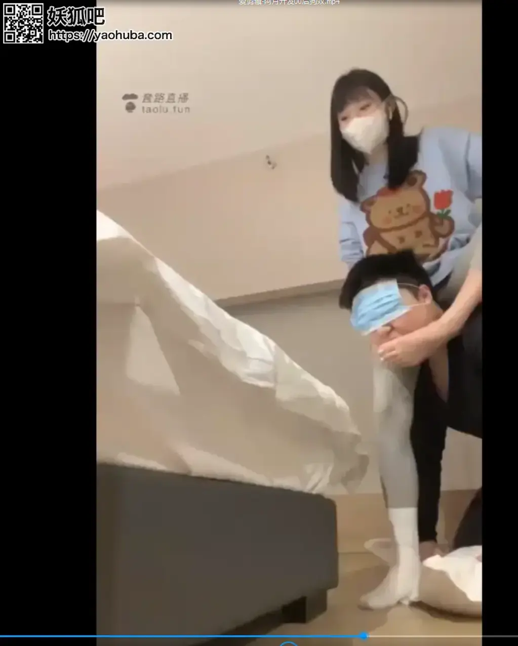 【阿月S】 开发00狗第一次舔脚 标题 【阿月S】开发00狗第一次舔脚<br>原创者：套路直播<br>购买地址：<span style='color:#b0b0b0;'>[隐藏文字，购买后可见]</span><br>剧情 阿月女王调教素人狗奴，希望大家喜欢
