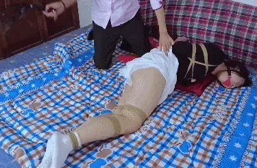 【樱束原创】《恶母的怒火》恶母看到还在躺着睡觉的女儿即没煮饭也不打少卫生气不打一处来！把在外面受的气全都撒在她的身上！将她绑起口球塞嘴丝袜套头电击TK鞭打等等狠狠的折磨关在家中······ 樱束推出包月尊贵VIP，加入立即获得60部影片，并且每日新片同步更新免费看，感谢您的赞助，季度会员更有9折优惠，详情请咨询客服<br>剧情简介：恶母回到家看到还在躺着睡觉的女儿即部煮饭也不打少卫生气不打一处来！把在外面受的气全都撒在她的身上！手段何其残忍和变态！将她绑起口球塞嘴丝袜套头！不停的电击她真是太可怕了却又逃不开！还不停的挠她穿着白袜的脚心！笑得喘不过气了！丝袜和口球勒的太紧了！不停的鞭打她的屁屁打至红肿后再贴上电击篇，屁屁被打的疼痛敏感后被电击得更加疼了！只能无助的嘶喊求饶挣扎~恶母觉得气出够了心情舒畅了就准备今晚就这样把她一个人关在家中饿她两顿！给她装上棒棒后就离开了家！女儿只能无助的挣扎着叫着母亲放开她！一边挣扎着解绳子一边挣扎着爬起来！最终她自己挣扎着爬下了床自己开门了······<br><br>樱束服务内容：私人订制剧情 专属剧情订拍 现实约拍  全国飞业务  统一解压密码：ysyc6672或qq2156176672<br>樱束联系方式：临时客服QQ1872417156     VIP专属客服微信号：yingshu-you（VIP专属客服微信，终年无休）<br><br><br><br><br>视频格式：MP4<br>分辨率：1080P<br>时长：45分钟<br>大小：2.6G