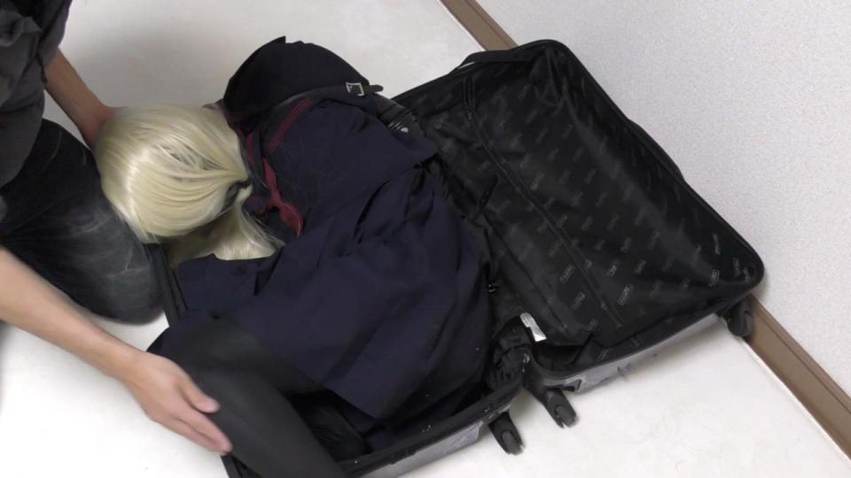 ゼンタイ娘のフェチ入門。１ 前半は DL站自购超清资源。由于该资源时间较长，被作者分割成两个部分，每部分都有相应的片尾，因此没有人为把两个部分资源拼凑起来，否则很违和。<br><span style='color:#b0b0b0;'>[隐藏文字，购买后可见]</span><br>サークル：しのこ出張所<br>作者：しの子出張所<br>配信開始日：2018/05/15<br>前半は作品主要有两个部分内容，第一部分是单手套束缚，之后装行李箱。第二部分是保鲜膜K9捆绑，震荡调教。<br>以下是DL的介绍：<br>１．着衣にアームバインダーからの、スーツケースに封入。<br>そのまま試しに30分ほど様子を見、辛そうな声が聞こえてきた辺りで解放しています。<br>２. 手足のみをストレッチフィルムで折り畳み、簡易ヒトイヌプレイ。<br>その後、体勢を何度か変えながら電マでイって貰います。<br>该作品无任何违规内容，未做任何剪切处理。妹子全程都身着zentai，没有露脸，所以如果对zentai不感兴趣的朋友，购买前一定多多留意。