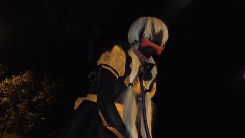ゼンタイ娘のフェチ入門。１ 後半は DL自购超清资源。由于该资源时间较长，被作者分割成两个部分，每部分都有相应的片尾，因此没有人为把两个部分资源拼凑起来，否则很违和。<br><span style='color:#b0b0b0;'>[隐藏文字，购买后可见]</span><br>サークル：しのこ出張所<br>作者：しの子出張所<br>配信開始日：2018/05/15<br>这部分内容主要是身着橙色女仆装，户外爬行调教。妹子还是全程身着Zentai，没有露脸，对Zentai不感兴趣的朋友购买前留意一下。<br>以下是这部分内容在DL上的介绍：<br>ここでカボチャ色のメイド服にチェンジ。鈴つきのリボンが気に入ったとの事。<br>２の撮影後、野外でお散歩みたいなシンプルなプレイがしてみたいという希望で、深夜の遊歩道を、首輪＋リードで引きながらお散歩します。<br>事前にモデルさんに希望を取り、<br>・この格好で電話ボックスに入ってみたい(?)<br>・四つん這いでリードをひきながら歩かされたい<br>・電柱にリードを繋いで軽い放置プレイ＋オ○ニー命令<br>を実践しています。<br>该作品无任何违规镜头，未做任何剪切处理。