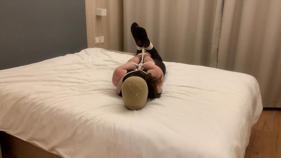 【M妻】被绑架放置在酒店的女人质 被绑架在酒店等待支付赎金的女人质<br>人质醒来发现自己独自被绑在一个不知名的酒店中，嘴里塞着穿了3天的裤袜，每只手上也被套了5条短丝袜，被欧式驷马紧紧的绑起来，劫匪也并不担心她会逃跑，因为绑的已经够紧了。醒来的时候还很惊诧，因为根本不记得自己是怎么来的这里，大声的喊救命却只能发出呜呜呜的声音，最后只能无助的挣扎。<br>时长：33分钟      <br>请下载并解压缩后将文件名修改为mp4格式即可观看<br><span style='color:#b0b0b0;'>[隐藏文字，购买后可见]</span>