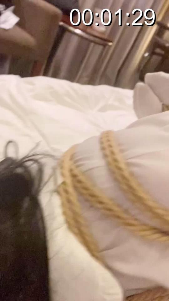 第二章 ［夕阳与猫］［女装子］jk制服超紧驷马 踮脚单腿吊缚 第二章 ［夕阳与猫］［女装子］jk制服超紧驷马 踮脚单腿吊缚<br>第二次约这个M了这次后面给他试试吊缚 先把上身绑日式 然后<br>拉到最紧 然后给大家看这个m的胸哈哈 后面就是吊起来 而且是<br>踮脚点吊那种 不踮脚上面绳子绑在手腕的地方 就拉到最高 踮脚<br>又折磨脚尖  后面我自己试了下 实在是太难受了 <br>最后这个m在痛苦和被折磨的[不可描述]中 被吊[不可描述]了 …… 作品随拍 难免有瑕疵<br>视频中添加了视频剪辑合成音 观看戴上耳机效果最佳 希望大家看的开心