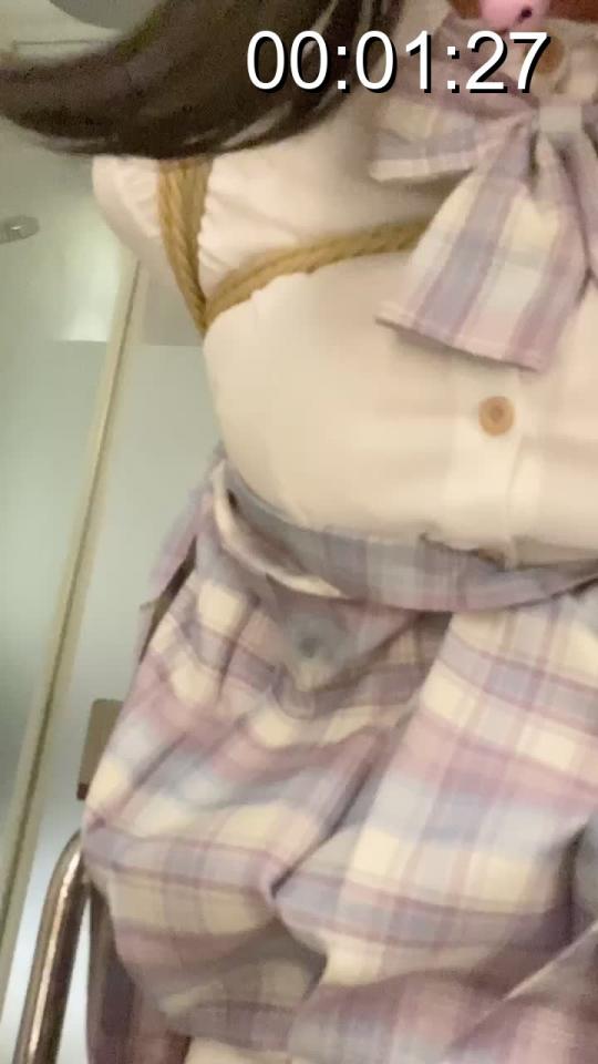 第二章 ［夕阳与猫］［女装子］jk制服踮脚后手直臂吊缚 第二章 ［夕阳与猫］［女装子］jk制服踮脚后手直臂吊缚<br>接上部视频 休息了一段时间 把M换踮脚后手直臂吊缚 先<br>把手臂绑成直臂 然后在把手臂和胸部绑在一起 然后呢<br>当然就是吊起来啦 吊到最高 只有脚尖踮着 然后绑到<br>最紧 双腿膝盖也绑起来 看着M被痛苦的折磨脚尖 最<br>后双腿都颤抖到奔溃了 快极限了 才放下来…这个姿势<br>真的很累 我自己没有试过的哦 不过一定比单腿吊更折磨 <br>建议大家不要轻易去尝试哦 作品随拍 难免有瑕疵 <br>最后感谢大家的观看啦 以后会出更好的作品哒 <br>如果喜欢的话 还请多多支持哦 