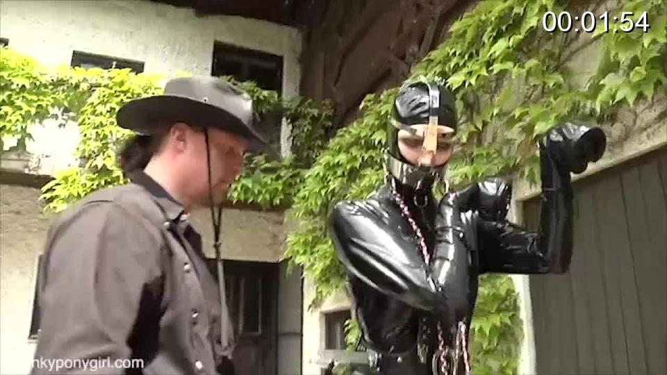 Latex ponygirls sulky and pair 观看两个漂亮的乳胶小马女如何在一对生气的情侣面前一起训练。 看着她们被训练成性感的小马女，真是太美了。 <br>Watch how two beautiful latex ponygirls get their training together in front of a sulky and pair.  Its so beautiful to watch them being trained as good sexy Ponygirls.<br><span style='color:#b0b0b0;'>[隐藏文字，购买后可见]</span>