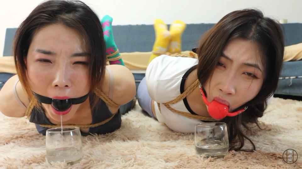 得意客定拍：《姐妹的不幸遭遇2》上 新模安安，一含主演 画面一转，一含被绑成大字形，口球堵嘴，安安从上到下抚摸亲吻一含，把脸埋在胸前，深深的嗅了一口说：“姐姐的味道还是那么让人陶醉啊。我可得好好玩一玩，来，姐姐尝尝我的丝袜味道如何”，脱下自己的黑丝塞入一含的口中。歹徒出现在后面，一含拼命的挣扎想提醒安安。安安：姐姐你就不要反抗了，妹妹我玩够了自然会放过你。安安正陶醉的时候被歹徒从后面打晕，倒在姐姐身上。安安醒来时压在一含身上，和一含绑在一起，二女共同带着连体口球。歹徒玩弄二女的丝袜小脚，接着把二女绑成直臂驷马放在地上，二女带着口球，口水不住的流到下方的杯子里，接着歹徒又脱下二女的原味棉袜塞进了对方的嘴里，二女不断的痛苦挣扎。。。。。。解压密码：qlzz解压两次