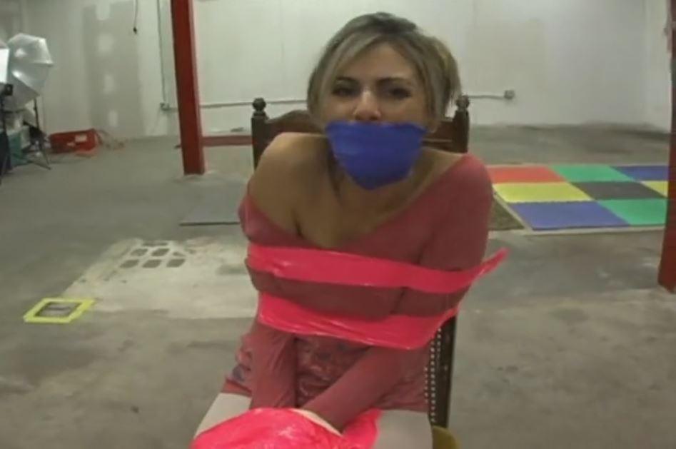 Jenny Gagged and Taped to a Chair Jenny Gagged and Taped to a Chair. Jenny, trying to escape from being taped to a chair! We start off by gagging this beautiful girl and wrapping a sticky ace bandage around her mouth to gag her. Then her captor sits her down onto a chair and wraps tape around her torso and her ankles. Next, her captor concentrates on her hands and binds her wrists together then uses even more tape to secure her wrists to her legs.<span style='color:#b0b0b0;'>[隐藏文字，购买后可见]</span>