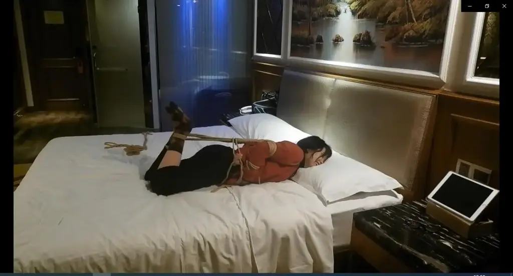 <预览>学姐第一次尝试捆绑 上次的那个学姐在我软磨硬泡下终于答应了被捆绑一次试试，第一次就让她尝试了最难受的欧式直臂驷马，放置了大概二十分钟，没想到她居然自己解开了，长沙的天气有些冷了，所以穿的厚了一点，emmm背景的周杰伦是怕无聊放的，正片过两天会放出来，坐标长沙，想要体验绳艺，应聘模特，约拍约绑，学姐原味的可以加qq 2115969547