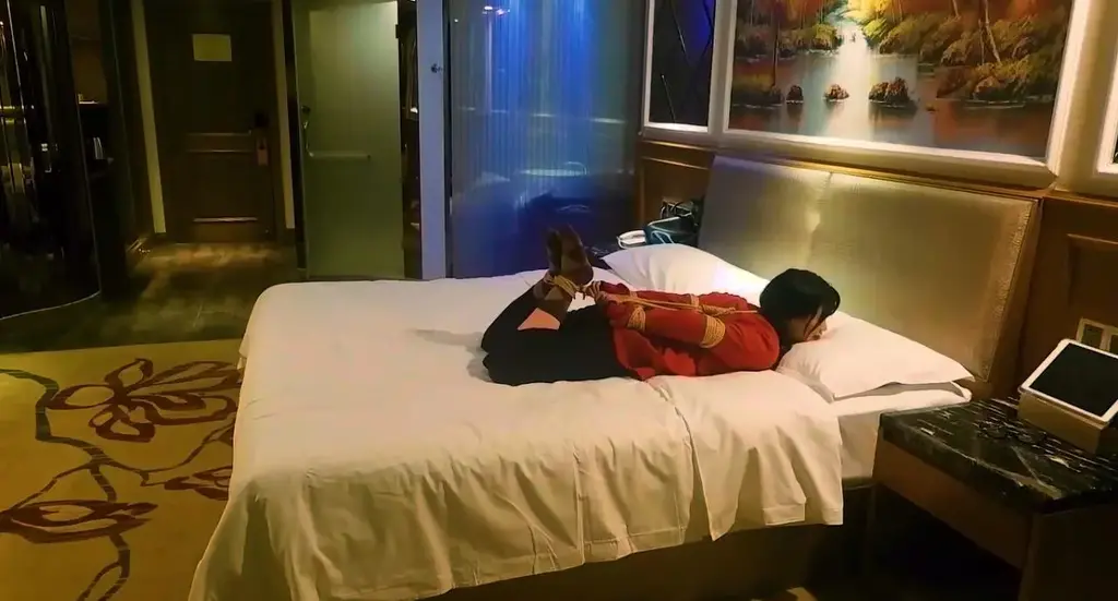 学姐的紧缚挑战 正片来了，上次的那个学姐在我软磨硬泡下终于答应了被捆绑一次试试，第一次就让她尝试了最难受的欧式直臂驷马，放置了大概二十分钟，让她自己尝试着解开，一开始她实在解不开了，给她松了一些后自己解开了，天气有些冷，所以穿的厚了一点，坐标长沙，健康绿色约绑，想要体验绳艺，应聘模特，约拍约绑，学姐原味的可以加qq 2115969547