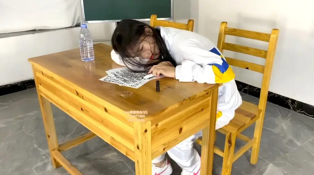 （xiao素素）：a59素素问题少女的幻想 （xiao素素）：a59素素问题少女的幻想<br>           素素校服  上课晕倒后的幻想<br>                     口球太大双下巴出来了<br>        幻想着被捆绑 嘟嘴 tk 棉袜  <br>    被紧缚 脚尖顶地！ <br>                                                 解压密码：    xss123<br>                                <br><br><br>                     <br>                                     业务范围：专属订拍           一对一视频网调          全国飞现实体验           <br>                                 联系方式：主1184471384   副1487615606  3147195239  <br>影片时间：21分钟<br>影片大小：1013<br>售价：16
