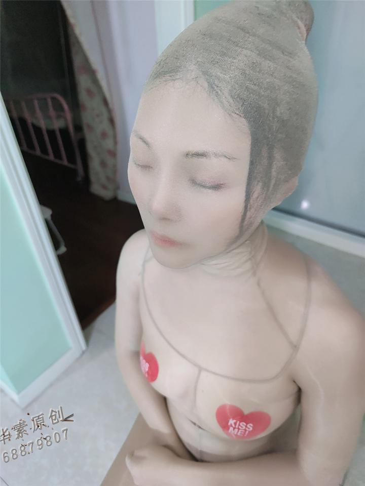 华素原创-全身油亮肉丝全包！ 妹子被油亮肉丝无缝全包TJ，捆绑，难受，按摩，口水等等，喜欢的下,多视角镜头。不可描述啊!<br>Encased 点V文件是ZIP压缩包，不要用百度网盘解压，必和谐，请用其他解压软件解压。解压密码 2021-10-09