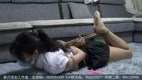 【新月原创】【佳怡】没有胜算的解缚打赌 肉丝小美女 带着TD在驷马地上爬 可怜兮兮一直求饶 【新月工作室】定拍交流QQ：3104988182 （备用）1003187439原味找她：3451471253佳怡！预览图都是GIF小动画<br>“我和你打赌，把你绑起来，给你剪刀放在身旁是三米的地方，你都没办法解缚。”我拿着绳子，催促着佳怡让我好好绑一下，这家伙现在高三，学习相当紧张。出来一次不容易。<br>“你团缚，或者把我绑在固定的为止，鬼才拿得到，你肯定会赖皮！”佳怡根本不鸟我，因为被我坑了好几次了。<br>“不会，就是驷马绑，只不过绑紧点而已。剪刀，我保证在你三米内，不会放到盒子里或者沙发底下之类的地方。”<br>“那也不行啊，为什么我要白白被你绑一次。解开了我有什么好处？”佳怡听到我这样说，有点来兴趣了，不过条件是要和我提的。<br>“你碰到剪刀就算赢，1000元一下的要求，你随便提。”<br>“一言为定！”和我拉钩之后，佳怡乖乖的坐在了地上，一点不反抗，任由我绑了个相当紧的驷马。<br>“剪刀放这里。看好。”绑紧之后，我把剪刀放在了沙发最顶上……她看到我的举动，气得用力挣扎想打我，“给你15分钟，我走开了。”<br>“卑鄙！你还是人么？”佳怡直接破口大骂，不过我才不管她那么多，看到她绳子都快勒到肉里了，我还是很心疼的。<br>“哈哈，欺负你就是有趣，绑得是不是太紧了，给你舒服一点呗。”我摸着她的脑袋，和她说着。<br>“你……你也知道绑这么紧，还要戏弄我，快点给我舒服点，疼死了。”<br>“好~”看到我说完就把TD拿出来了，佳怡的心都凉了……<br>“哥！！卑鄙小人！你……你太过分了！！”