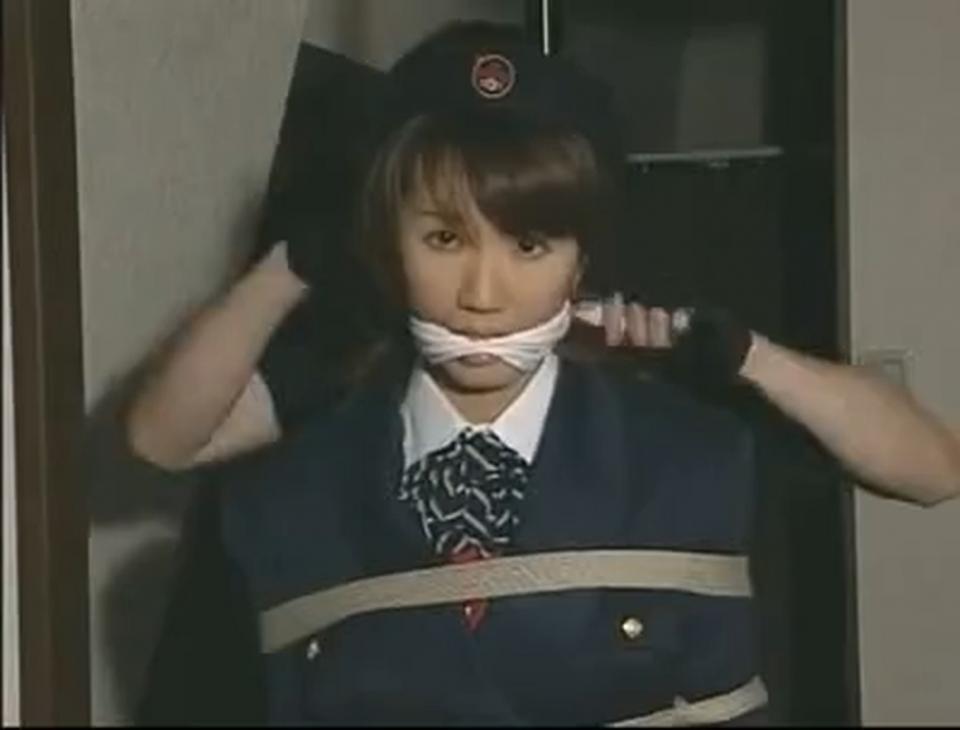 Japanese Policgirl 来自开满樱花的日本国的纯真女j慧子尤奈被他的敌人们抓住，她很是伤心难过的被放置在地面上，她的手脚都不能自由，无法动弹，嘴巴也被阻碍，她的眼神中充满恐惧以及渴望自由的光，很久很久之后，她失去了他的力量，以及她像软泥一样的坐在地上，很是让他人心疼。<span style='color:#b0b0b0;'>[隐藏文字，购买后可见]</span>