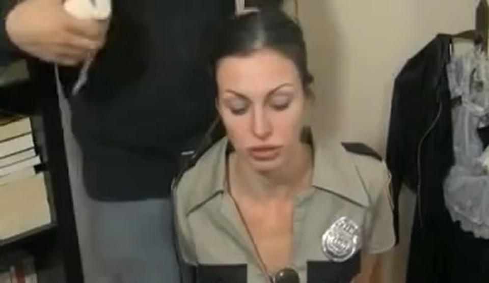 cute policwoma forced巡逻女俄罗斯警迫压力 可爱的自信的女俄罗斯J官在房屋内巡逻，她穿着黑色丝绸的尖头高跟长靴，配上她的棕色制服，让她感觉很可靠，但是发现了危险的暴力倾向的分子，她的力量比较与对方太小，最终被对方捉住，并榜在了椅子上，他把他两腿分开，把靴子牢牢的困在椅子腿上，让她无法动弹，把她的嘴也帮助，使他无法发出声音，双手反榜在背后，多么美艳又无助的巡逻者。<span style='color:#b0b0b0;'>[隐藏文字，购买后可见]</span> 