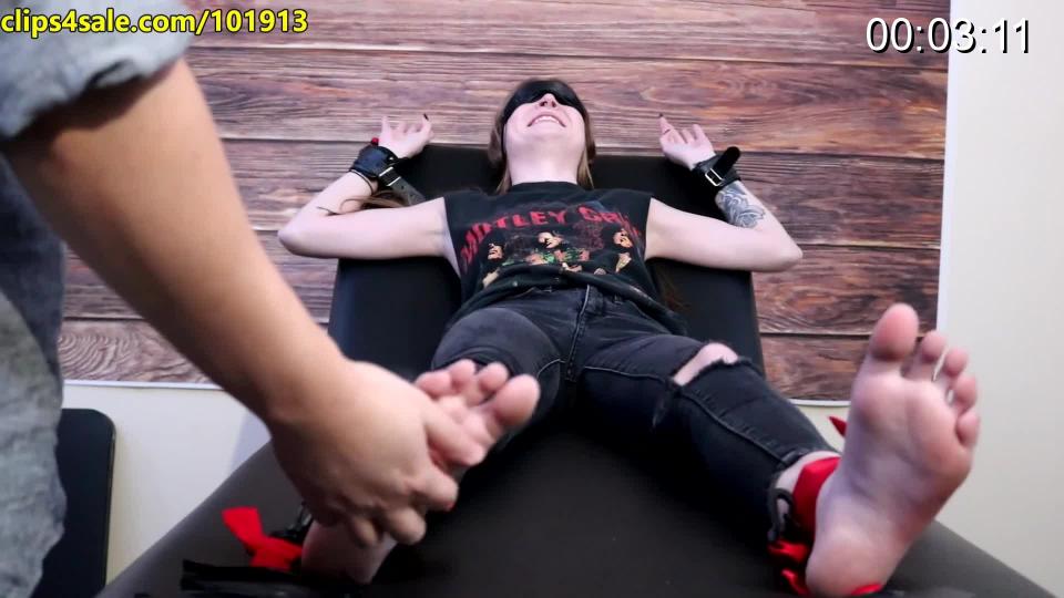 Tickle Training – Breaking In Bree – FULL BODY TICKLE – FEATHER TICKLISH! Bree and I have been seeing each other for a few weeks now and I think it's time to ramp up the tickling.  If she's going to be my girlfriend she has to be open to being tickle on a regular basis.  Bree is "vanilla" when it comes to fetishes so she definitely needs some training.  <br><br>I have Bree's wrists and ankles restrained for a long tickle session.  This is the first time she's ever been fully restrained so she is a bit nervous.  I make sure to test her entire body for ticklishness but focus on her feet and armpits the most.  Bree has very ticklish feet and armpits, the best part is she seems to get more ticklish as the session goes on instead of it wearing off.  <br><br>I even pull up her shirt to get some topless tickling action in for all of you who enjoy that!<br><br>This is a very long session, over 20 minutes!  Bree is just starting her tickle training....stay tuned!<br><br><span style='color:#b0b0b0;'>[隐藏文字，购买后可见]</span>