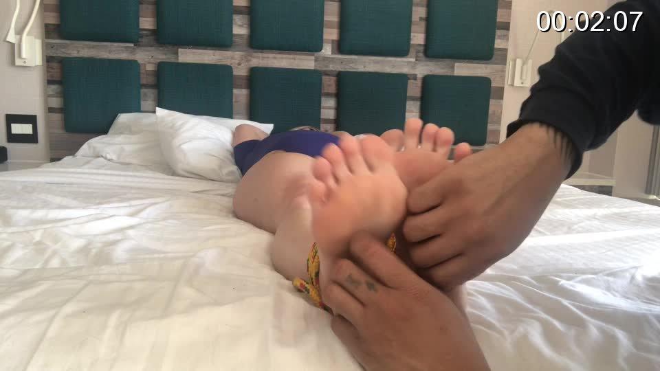 Marilyn’s year-awaited tickle torture – feet Lemme explain real quick. Marilyn Midas and I have been wanted to work with each other for the longest. It was supposed to happen has year but my schedule with personal events got in the way, and that was my fault. We were supposed up other afterwards, but plans had to change again. And rescheduling kept happening. But we bother we’re fixated on shooting with each other cause that’s how bad we wanted, and after a year, it finally happened. And there disappointments whatsoever. Being the presence of her beautiful self we’re all worth it. Now I know she later ticklish, but it was time to find out for myself. Started with her beautiful feet. Long story short, those soles of her are ticklish AF. Of course start with the fingers, and then later on with tools like the brush, flosser, and of my special tickle weapon, she realized I was bringing my a-game for such amazing event. It’s available now it witness, so you can see the tickle given to her one year in the making. You will enjoy once you purchase. And there be more tickle given to her very soon. <br><br><span style='color:#b0b0b0;'>[隐藏文字，购买后可见]</span>