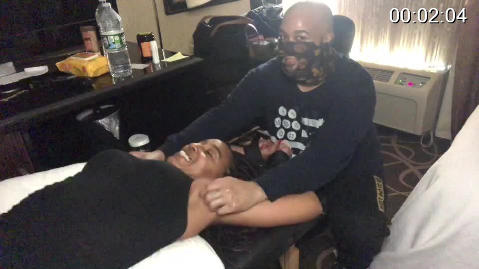 Starr foxx’s tickle torture – full body I put Starr Foxx through the ringer just Going after her extremely ticklish feet. But it’s time for the rest of her body. I’m still a shocked how she said she was star-struck to see me.. so that was pressure for me cause it was to known up to my name. So I started with her armpits, despite starting off slow, I didn’t waste time on going in on her, after minutes with the fingers, she was nowhere near ready for the tools to the pits. But there was not she could do about it being strapped to the table. Next was her mid section. Once again, after the fingers, if she could run after seeing the tools, she would’ve. Applying electric toothbrushes to her armpit and belly button combined was for too much. Not to mention the belly raspberries. Laying there covered in sweat, she knew I wasn’t done with her. Going after her legs and knees, she learned how ticklish she really is. And I was happy to make figure that out. This is the vest way summarized the she went through. But of course, it’s better to see it for yourself. <br><br><span style='color:#b0b0b0;'>[隐藏文字，购买后可见]</span>