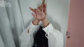 【心悦艺束】小萝莉曼妮的团缚和吊脚缚TK玩弄脚心 小萝莉曼妮的第三弹来了哦，这次是被绑在窗台上面，这个窗台是我改造过的，有五个吊环，嘻嘻，小曼妮成了第一个使用的妹子了。出了双手双脚之外腰上也用腰带固定倒右下角的吊环上面了，除了脚其他地方那是一点挣扎余地都没给啊。<br>平时没觉得，吊起来之后看这个脚和腿还是很有料的嘛，更有拍摄欲望了啊喂！！！就是这次拍摄曼妮有点太困了，精力不足啊。<br>解压密码：xyys<br>定拍，模特应聘，请加Q2386945992。海外用户请用Telegram：xybondage。最低500元即可订拍。<br>视频中的衣物，丝袜，道具有需要的也可联系我。<br>