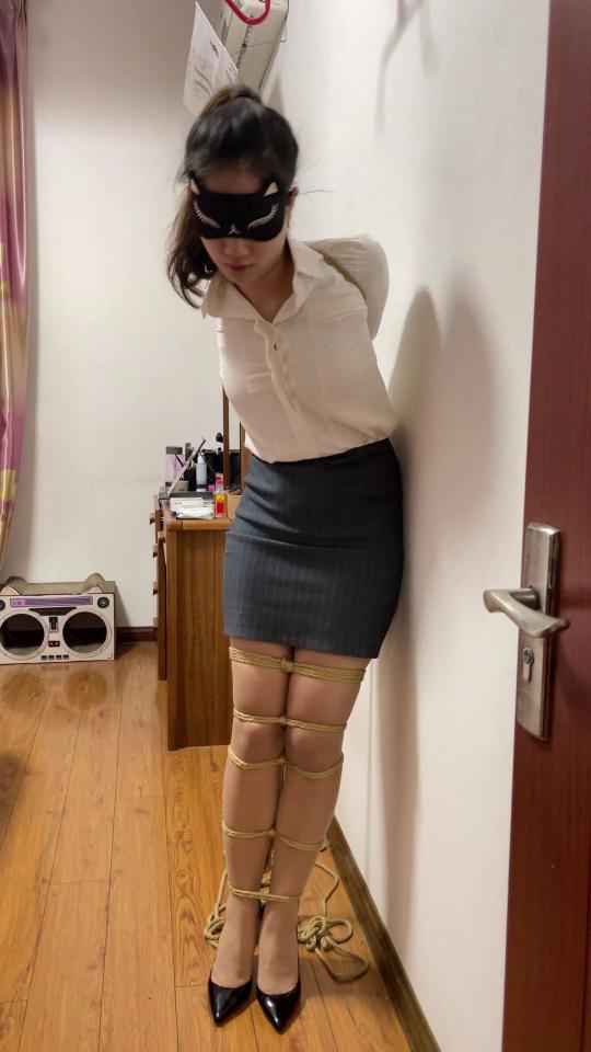 同好定拍直臂后手吊缚＋堵嘴 因同好要求，将定拍视频发出，媳妇儿第一次直臂后手吊缚，希望大家多多支持<span style='color:#b0b0b0;'>[隐藏文字，购买后可见]</span>，感谢同好分享