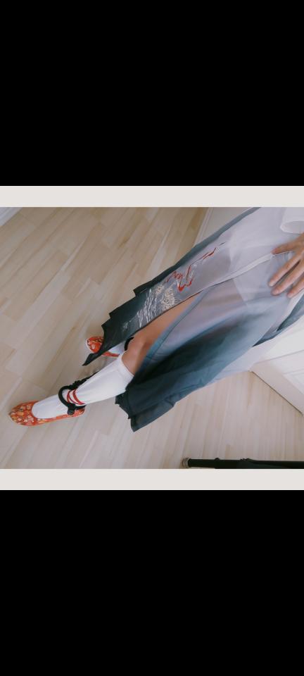 汉服和舞鞋的镣铐&一个不透露个人信息的自我介绍 汉服和舞鞋的镣铐合集，很短(不知道为什么感觉修图比剪视频累哈哈哈）。带镣铐转圈圈失败了......预览图是在我的素材里随机点选的，文件有点乱，所以有些可能不在视频中呈现。这两天复习比较焦虑，放松一下，所以我是个鸽子咕咕咕，同上考试完之前，大概要咕好久~有朋友要我联系方式的，就不要了吧，有问题或聊天可以去addbox找我，欢迎提问聊天：https://www.addbox.cn/u/UGszMxQDCBpQV<br>那么第一个视频就做个简短的自我介绍吧！：<br>身高175体重118（好吧最近吃胖了125）<br>是个 Cross dresser（CDM）有女朋友（重点！）取向:正常【but:心理测试说我是个双...美丽可爱的也不是不行（点头）】<br>圈内的爱好：sm（bdsm、shibari，sp、tk）、恋物（镣铐，kigurmi、胶衣、汉服、和服、女仆装<br>jk制服）、控制（gc控制、贞操锁，呼吸）大概这些吧，sm项目表格搞丢了，有个朋友戳我一份。<br>禁忌：一切永久性伤害，纹身，穿刺，穿环等，一切脏，圣水黄金什么的。（灌肠可以）<br>原则：现实生活和圈子绝对独立！（重点）