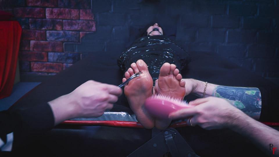 Tickling protruding feet out of big cocoon with Ulyasha and Taisia + Taisia mummification solo 本人17刀购于C4RF专区。乌利亚莎和泰西亚被一个巨大的茧包裹在一起。只有他们的脚伸出来要求被挠痒痒。我挠她们柔嫩的脚，女孩们笑了。现在我们将用四只手挠他们的脚底。我们在他们的脚和各种工具上涂了很多油。茧里闷热难耐，所以这对女孩子来说可不是一个容易的挑战。然后我们把女孩们分成两个独立的茧，她们戴着眼罩和球囊躺在床上。我们仍然用四只手强烈地挠她们的脚底，女孩们通过口水和口水大笑。乌利亚莎像往常一样可爱地将脚趾向后弯曲。最后，乌利亚莎受不了了，她变得很热，虽然她喜欢挠痒痒。泰西亚独自一人，我们用她的脚玩得很开心，使用各种工具和带刺的风车。<span style='color:#b0b0b0;'>[隐藏文字，购买后可见]</span>
