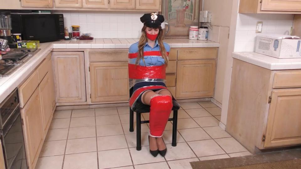 Cop wrapped to a chair Ashley Lane警穿上女J服装，美丽的双脚上穿着黑色尖头高跟鞋，以及短裙下是肉色的丝袜，她被全身绑缚在椅子上，不能动弹，他不停地挣扎，希望有人来救她，但是却让坏蛋更加变本加厉，把她的帽子打飞掉，脱下她的高跟鞋。<span style='color:#b0b0b0;'>[隐藏文字，购买后可见]</span> 