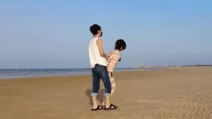 【半岛束艺台】【户外】【海语】YT1249 丹麦定拍：Your Bound To Love The Beach Part 2 这个造型一定很难受，但海语却无法摆脱这种状态，因为她无法说话，身上披着一件黑纱披风，游人无法看到里面被紧缚的身体，甚至连眼神因为被戴上了墨镜而无法传达，这是一个悲催的故事和美丽的画面。<br><br>注：本台已启动半岛居民入驻计划，详情请关注本台主页https://linzijun.app/@BDTV<br><br>★★★解压密码：<br>peninsula2018<br>修改后缀名mp4，勿在线观看<br><br><br>【半岛束艺台】不做精品只做生活，用镜头记录最真实的绳艺，纯净捆绑，健康游戏！为每一个热爱捆绑的朋友展示最纯粹的绳艺，为每一个客户用心打造属于您的专属作品。<br>本站主页：https://linzijun.app/@BDTV<br>联系方式：QQ2245148409/微信peninsulastudio/推特Twitter@PeninsulaBound<br>业务咨询秒回，闲聊看心情，色情勿扰。<br><br><br>