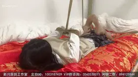 【新月原创】【红豆】在家休息的豆子被弄晕之后 固定在床上TD强行震 肉丝的她太可爱了  【新月工作室】定拍交流QQ：1003187439 （备用）2936094312原味找她：2389316626！预览图都是GIF小动画<br>推门进来，看到豆子躺在被子里休息着，这家伙好久没回来了，我有点手痒……先弄晕再说吧……<br>直臂捆绑，双手吊在床上，双脚折叠分开捆绑固定在床两边，蒙眼封嘴之后，这家伙才醒过来，给她用TD好好打发一下时间，把她就这样丢着，都能让我感受到无尽的快乐~