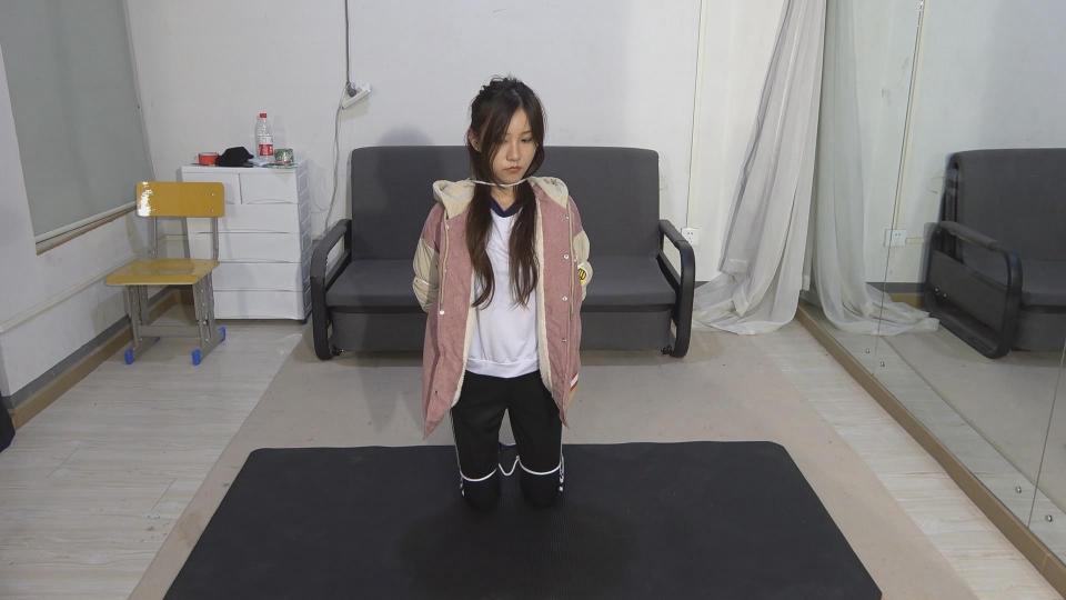 甘然3 再次定拍笑容甜美的然然，长相酷似一位女演员，素颜颜值也是很抗打。一身邻家学生妹打扮，被绑起来看着还是很楚楚动人的。