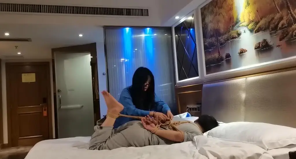 （剧情片）入室盗窃的小偷  第一次拍剧情片，没什么经验，低价卖了，小偷闯进学姐的家里想要偷东西，结果被迷晕反杀调教，直臂驷马挠痒，还要闻她刚脱下的臭袜子。坐标长沙，健康绿色约绑，想要体验绳艺，应聘模特，约拍约绑，学姐原味的可以加qq 2115969547<br>
