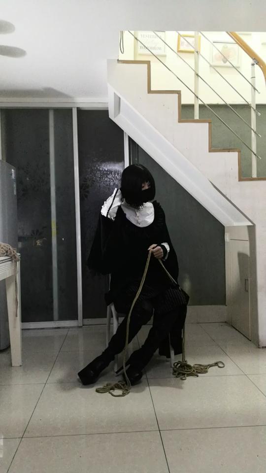 高跟直臂单腿吊 这次是萌熊绑的最累的一次自缚，修女装加上过膝高跟，直臂单腿吊，还要离地，整个后半段都要保持单腿的状态去绑，鞋跟很高，等绑完就已经没有丝毫力气了，打开小玩具开关吊起来之后，把凳子踢得太远了，只能一点点晃动身体让自己荡过去，尝试着能不能碰到凳子把它挪过来，结果单腿保持不了平衡，刚触碰到凳子一脚踩空，直接给凳子踢翻了~~~~~~<span style='color:#b0b0b0;'>[隐藏文字，购买后可见]</span>