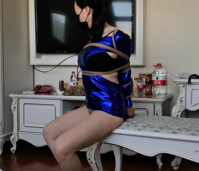 蓝衣小母性感爆乳，直臂驷马钻石丝袜，挑逗无处不在 蓝色情趣衣，小母直臂紧缚驷马钻石丝袜！细高跟，极限驷马，挑逗了一下小母情趣zh值。小母的丰满大胸，雪白皮肤，让欲望无处不在！