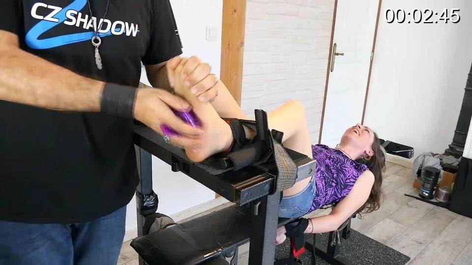 Wow This Is Crazy In Pantyhose Please Stop It! Eloane has horribly ticklish feet so we were really curious if nylons could increase her incredible sensitivity.<br>Wow this was epic!<br>She just becomes insane all long this explosive session where her helpless feet are punished as never before.<br>The guy pushes her out of her ticklish limits and you will remember this insane session for a long time.<br>We love when girls lose control like here and Eloane discovers that panthyhose and hairbrushes combined are a real nightmare.<br>Get ready for hysteria!<br><br><span style='color:#b0b0b0;'>[隐藏文字，购买后可见]</span>