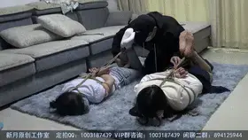 【新月原创】【玉箫】【佳怡】合拍 励志成为女绳师的玉箫初次捆绑佳怡 最后双人驷马棒子TD一起震 互相解缚后把我狠揍一顿 【新月工作室】定拍交流QQ：2936094312 （备用）1003187439原味找她：2389316626玉箫妹妹！预览图都是GIF小动画<br>大家想不到吧，小玉今天居然还是第一次和佳怡妹妹见面和认识，互相介绍之后，小玉说她想当女绳师了，让我给她指导一下，然后我直接让佳怡给她来个现场。<br>“你们两个居然不问我的意见？？”佳怡看我和小玉已经完全无视她，有点不爽，但还是被我拉起来，让小玉像模像样的捆起她来。<br>不得不说小玉还是有天赋的，在我的指导下，居然相当完美的给佳怡来了个驷马。绑得很不错，不累，不疼，但是不能动。<br>“你看，我比你绑得好多了！”小玉相当轻视我，那眼神仿佛告诉我，我已经没用了，她们可以自己玩了。<br>“什么叫比我绑得好，你先把学费付了。”拉着小玉坐下，给她绑了个和佳怡一样的驷马，“佳怡，你看，我给你报仇了。”<br>“靠！搞到最后又是你一次绑两个！卑鄙！”<br>两个女孩对我的行为相当不满，而且根本不相信我不会欺负人。没错，你们太了解我了。小玉用TD，佳怡用棒子，给她们摁好，一开，两个女孩扭动起来。<br>“你……你给我们记住！”<br>我大笑着丢下两个可爱的驷马少女，扬长而去，可是小玉却用手指把绳结勾开了一点，给她解缚带来了机会。两个女孩在互相帮助之后，解开了绳子。<br>“抓他出来！打！”<br>很好，我躺在床上舒舒服服的，被她们突然冲进来，抓住往客厅拖出去就是一顿暴打……