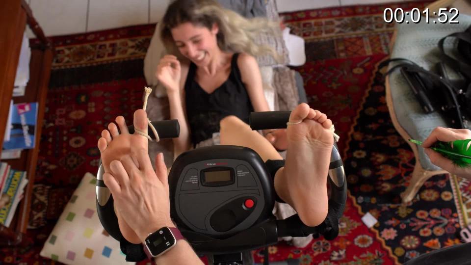 Tassou Discovers Tickling ! She is a very fun model, tickling feels very intensive to her, it's like she implodes when you tickle her feet.<br>It starts with an interview,  then we take her socks off and she gets tickled for long minutes !<br><br>You can even see the aftermath at the end, she is sweaty and exhausted, but it's only the start for her :)<br><br><span style='color:#b0b0b0;'>[隐藏文字，购买后可见]</span>
