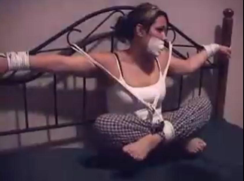 Cassandra Rae BTS Cassandra Rae BTS. Cassandra is tied to the bed in her pajamas gagged and blindfolded with vet wrap.<span style='color:#b0b0b0;'>[隐藏文字，购买后可见]</span><br>