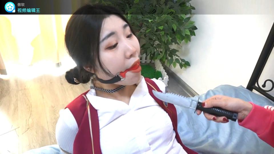 逍遥定拍《监禁时刻》上 吴晗，柳样主演  王琳琳：（推开自己家门）来别客气坐（指了指自家客厅椅子）<br>李萌:叔叔阿姨呢？<br>王琳琳：都去外地工作了，恭喜你可以成功参加全国空乘大赛了，让全国看看咱们中国空乘的魅力，那（把冰箱饮料放在桌子上）<br>李萌：谢谢（拿起饮料），你这种放饮料方式要是放在培训的时候教官肯定不乐意（闺蜜间那种笑然后喝饮料）（感觉头晕）<br>王琳琳：怎么了？哪里不舒服吗？<br>李萌：没什么，我只是有点头晕！也许我太累了吧！<br>王琳琳：不如我扶你进卧室歇会儿吧！<br>李萌：不用了我…（晕了）<br>王琳琳：歪嘴邪恶的笑了下<br>晚上7：30<br>李萌被五花大绑脚也被绑住了，嘴巴塞着毛巾外边缠着黑胶带<br>镜头由模糊到清晰（这种拍摄是还原李萌的视角）伴随着李萌发出的轻微声音，李萌晃了下迷糊的脑袋意识变清晰了，但是因为黑天没有开灯，就在这时候灯亮了，王琳琳现在李萌面前，王琳琳拿出了一把水果刀吓得李萌往后躲不同的摇头，手脚挣扎着（特写）王琳琳蹲在了李萌面前<br>王琳琳：你说割哪里好呢？（拿刀在李萌面前比划），鼻子？（李萌惊恐地表情嘴巴发出呜呜呜的声音）眼睛？（李萌害怕摇头）还是胸？（李萌害怕摇头）<br>李萌：呜呜呜（请求嘴巴上的东西拿掉），王琳琳：想说话？李萌：嗯嗯嗯（恳求眼神）王琳琳：说啊？有什么话你就说呗！憋在心里多难受啊？（欺负她）李萌：xxxoooo（谁也听不懂，最后无助的请求）王琳琳：拍照？（欺负她），李萌：（无助摇头）王琳琳：知道为什么要绑你吗？<br>李萌：（摇头）王琳琳：就因为你！李萌：（？）王琳琳：明明这次参加全国空乘大赛是我，就因为我替你出头我才被旅客打伤才成全了你（女二号露出胳膊胳膊缠着绷带），如果你不出现！参加大赛的还是我，让你在我家待个三四天。。。。李萌：（无助的摇头，想说话说不出来的心情）王琳琳：那我就可以参加全国空乘大赛！刚才你说拍照，李萌：（无助的摇头)<br>王琳琳：那我就成全你！李萌：（无助的摇头)<br>早6：00<br>王洗手间内李萌觉得难为情，似意让王琳琳给她松绑，王琳琳：怕什么，都是女生，不想方便就给我憋着！（王琳琳的脸色不好起来，最后两人出来了）王琳琳把李萌，扶出洗手间，（押出期间李萌一蹦一蹦的脚部特写）王琳琳：我要出去做我该做的事了，说不定要好几天吧最晚也要一星期，（李萌无助摇头）书上说，在原地不动还是会保留体力的，如果我不在的话可就难说了，不想饿死还是听话的好，来！转圈，转圈，我说停就停（拿刀放在李萌脖子上，李萌漏出惊恐的表情）王琳琳：1....2....3......(李萌身体部位特写然后转场特效)31....32（李萌站不住了被扶起来蒙住眼，戴上耳机放上音乐，李萌被声音震吓一哆嗦）卧室里王琳将李萌放在立柜里，（李萌难受哼叫）被关上立柜门，然后是李萌表演：用脚立柜门打开，用脚试探周围，找到边角把眼睛自救，例如上窗台对外喊等，剩下的让女模特自由发挥（女主角手被胶带缠住了），剩下的让女模特自己发挥，如果女演员把绳子弄掉了就等女二号把门开女主角吃力出来结果被女二号重新抓住（不过当女主角快要解开绳子的时候发现桌子上的食物，这个食物原本桌子上就有然后就黑屏然后写上第三天三个大字，然后女二号正身进入摄影师以女主角视角冲向女二号然后黑屏换镜头，），如果女主角自救失败就让女主角坐在地上然后用特效转场交融女主角换地方代表女主角呆了三天黑屏后字幕写上第三天然后转场就拍女二号进去就行了<br>王琳琳：这是我特意找到的新品上市的口服营养液，喝吧，不过得在这地上喝，如果觉得屈辱就饿死吧，（女主角已经被迫带上扣环伸着舌头）女主角跪下舔口服营养液（表情屈辱，流几滴眼泪更好），你想自救吗？李萌：呜呜呜（害怕的直摇头）！王琳琳：来我给你个机会（拿出了李萌的手机，开了机拨打的110）<br>王琳琳：来<br>110：你好，这里是110，有什么帮助吗？<br>李萌：啊啊啊啊！<br>110：您好，这也是110，有什么帮助吗？<br>李萌：啊啊啊啊！<br>110：请您尊重我们（里面的人生气的把电话挂了）<br>李萌绝望了再次哭了！<br>王琳琳使劲地摸了下李淼的头:给你机会,你不中用啊!既然这样,是你丢失的机会,那就别怪我了,我们好好玩玩吧!<br>3：00，(在床上两个女子现在脱鞋了)王琳琳把李萌搂在怀里仿佛就像抱洋娃娃一样，王琳琳睡得死死的，（李萌回想到了被囚禁第一天，王琳琳：来看镜头，李萌可怜巴巴看着镜头，李萌各种姿势：坐地上，还有羞耻动作，女模特随机不过要逼迫，王琳琳：（抓住李萌头发，李萌被迫脸向上抬表情可怜）我拍了你的照片，如果你听话过几天我就放了你，如果这件事你敢说出去我就把你的照片发网上）回到现在，李萌看到了桌子上有了一把刀正是逃跑的好机会，李萌王琳琳搂着她，李萌看了看王琳琳，脸上流出难色，这可是个大难题，就在这时候，王琳琳转了个身，李萌一点一点的挪动身体，下了地从桌子上拿起了一把水果刀，因为体力还没有彻底恢复行动有一点吃力，然后就出现了惊心动魄的一幕，李萌一边看着王琳琳，一边用反绑的手割绳子，王琳琳有时候转身，有时候挠下巴挠脸，最后吓得李萌够呛，过了一会儿，绳子割断了，然后小心翼翼的，不要惊动王琳琳，解开了腿的束缚，就是这时候王琳琳醒了露出了惊讶表情说道：你…（李萌拿起了水果刀，王琳琳也不敢轻举妄动）王琳琳：李萌同学，你不要冲动！（李萌一点一点接近王琳琳，换下一个镜头王琳琳被绑了手脚）李萌：我打死你！（连续打王琳琳耳光）你害的我好苦！（委屈的哭了）你知道我是我这几天是怎么过的吗？说不了话还要被你玩弄凌辱，每天担心受怕，就连做梦都被你欺负（哭啼），你还让我看镜子里的我！（打王琳琳耳光）王琳琳求饶道：李萌！我这几天让你遭了罪，你别打了！咱们好商量，咱。。。（李萌捏住了王琳琳的嘴巴，从兜里拿出了自己的头皮筋给王琳琳像套头绳一样绑住了王琳琳的嘴巴，（李萌给王琳琳皮套绑嘴的时候要塞一个比手指还大的棍形东西不然勒不住)。。。<br>李萌：我可不像你那么变态！你的事情我一定会告诉所有人！（不管王琳琳怎么叫她，李萌拿着自己的手机走关了门向了客厅，但是还是觉得有点头晕）李萌：不行！我的吃点东西！（她看见了厨房的面包大口大口吃了起来，又喝了几杯水！）李萌：对了！王琳琳她的手机还有我的照片呢！可以成为证据，还有我的书包！我得找王琳琳要回来！（门开了）李萌：王琳琳！你手机呢？还有我.....你这什么表情？快给我！（王琳琳露出了惊恐的表情，想告诉李萌身后有人，可是说不出来话！）劫匪：（手枪顶住了李萌的头）丫头片子，敢他妈动一下，我他妈崩了你。。。。。<br>解压密码：qlzz解压两次